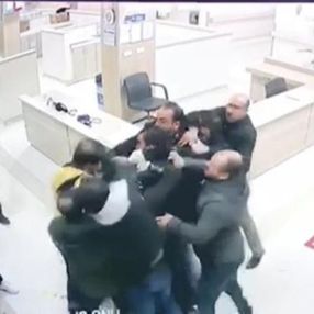 Diyarbakır'da hasta yakınları sağlık çalışanına saldırdı