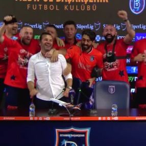 Başakşehirli futbolcuların şampiyonluk kutlamaları