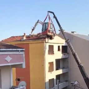 Arnavutköy'de vince iş makinesi takıp çatıya çıkardılar
