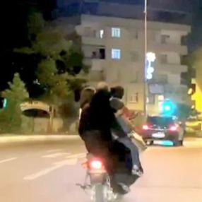 İstanbul'da üç çocukla motosikletli yolculuk