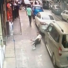 Okmeydanı'nda, arkadaşıyla konuşan genci bacağından vurdu