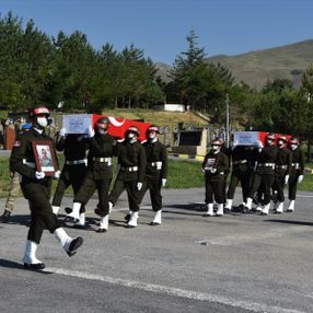 Hakkari'de şehit olan askerler törenle uğurlandı