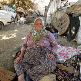 Antalya'da şans eseri hayatta kaldı ama evi kül oldu