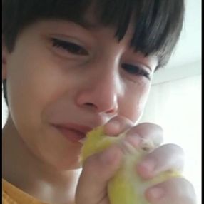 Bursa'da ölen kuşu Limon'a ağlayarak veda etti