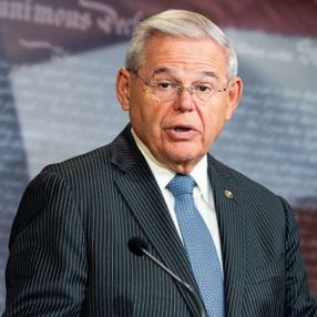ABD'li Senatör Menendez: Ege suları Yunanistan'a ait
