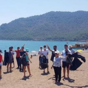 Antalya'da tatilcilerin kirlettiğini turizmci temizledi