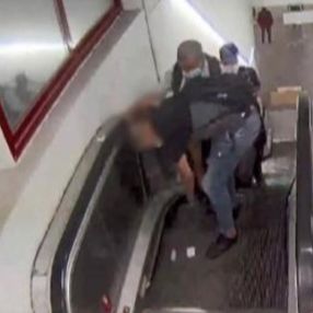 İstanbul'da yürüyen merdivende hırsızlık yaptılar