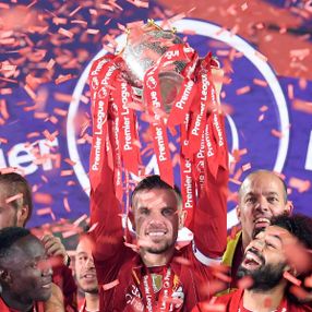 Liverpool şampiyonluk kupasını kaldırdı