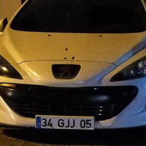 Pendik'te park halindeki aracı kurşun yağmuruna tuttular