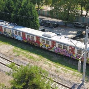 Sakarya'da tarihi boş vagonları grafiticiler renklendirdi