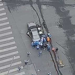 Çin'de aracın altında kalan kadını kuryeler kurtardı