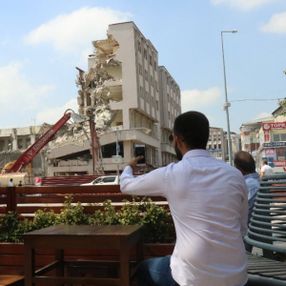 Sakarya'da tarihi binanın yıkımını çay içerek izlediler