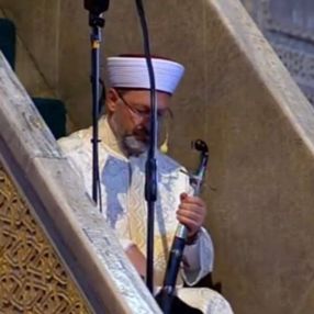 Ali Erbaş, Ayasofya'da hutbeyi elinde kılıçla okudu