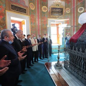 Cumhurbaşkanı Erdoğan namazdan sonra Fatih'in türbesinde