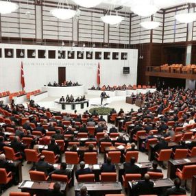 Sosyal medya teklifi Adalet Komisyonu'nda kabul edildi
