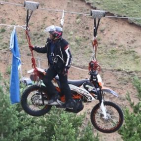 Erzurum'da motosiklet ile 2 bin 300 rakımda zipline yaptı