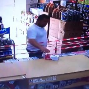 Arnavutköy'de müşterinin unuttuğu telefonu başkası çaldı