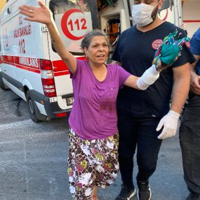 Maltepe'de abla kardeş kavgası: Anne bıçakla yaralandı