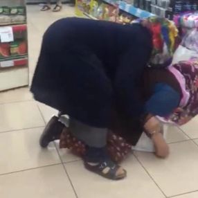 Konya'da marketteki kadınların düdüklü tencere kavgası