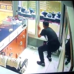 Batman’da hırsız bir kuyumcuyu iki kez soydu