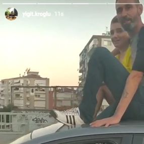 İzmir’de sürücü ayağıyla otomobil kullandı