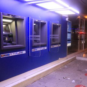 Adana'da bir kişi ATM kartını yutunca camını kırdı