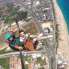 Antalya'da paraşütle uçarken gitar çalıp şarkı söyledi