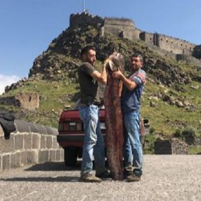 Kars'ta 2 kardeş, 2 metre uzunluğunda balık yakaladı