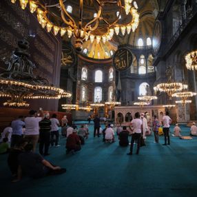 Ayasofya Camii'ne turist akını