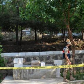 Gaziantep'te mezarlığa gömülü el bombası bulundu