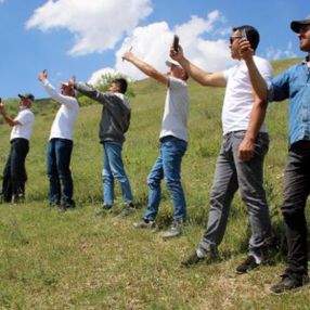 Erzurum'da telefonlar çekmeyince, köylü her yolu denedi