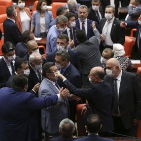 Meclis, sert tartışmalarla kapandı