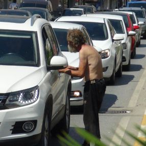 Antalya'da sürücüleri taciz eden adam, zor anlar yaşattı