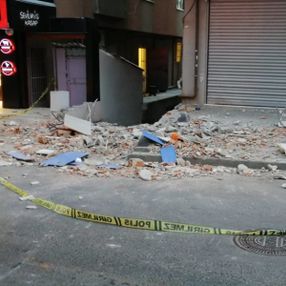 Küçükçekmece'de bir binanın balkonu yıkıldı