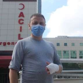 Elini sokan arıyı bıçaklamak istedi, hastanelik oldu