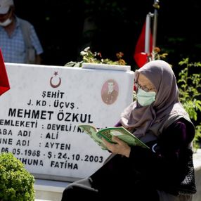 Şehitliklerde hüzünlü bayram