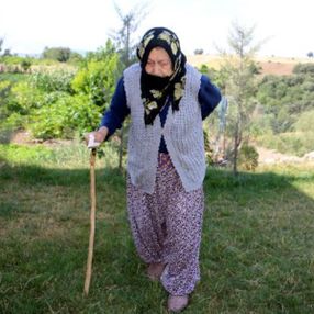 100 yaşındaki Rukkiye Nine, uzun yaşamın sırrını anlattı