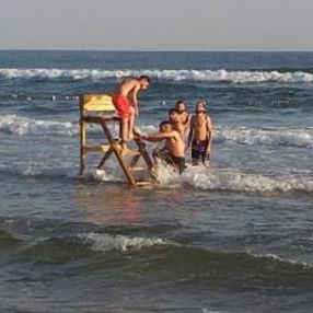Şile'de cankurtaran kulesini denize taşıyan Suriyeliler