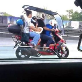 Avcılar'da motosiklete 4 kişi bindiler