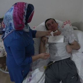 Bursa'da felç kalan 23 yaşındaki Fatih, yardım bekliyor