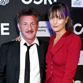 59 yaşındaki Sean Penn, 28 yaşındaki sevgilisiyle evlendi
