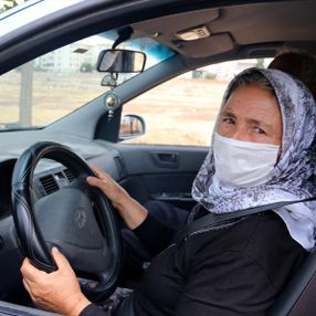 Şanlıurfalı Zeynep Teyze, 64 yaşında ehliyet aldı