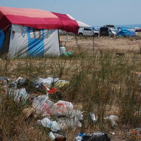 Edirne'de tatilciler plajları kirletip gitti