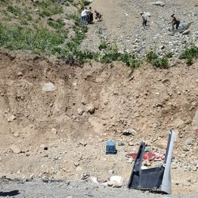 Hakkari'de pikniğe giden araç uçuruma devrildi