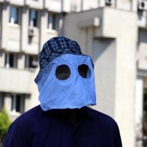 Zonguldak'ta emekli madencinin maskesi ilgi odağı oldu