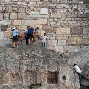 Bayrak uğruna Foça Kalesi'ne tırmandı, mahsur kaldı