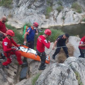 Kocaeli'de kayalıktan düşen kadın kurtarıldı