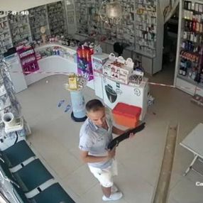 Antalya'da, eczaneye pompalı tüfekle saldırdı