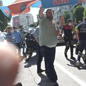 Çorum'da kaza yapan yaralı polise şemsiyeli koruma
