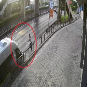 Bursa'da ölümden saniyelerle kurtulan işçi kamerada